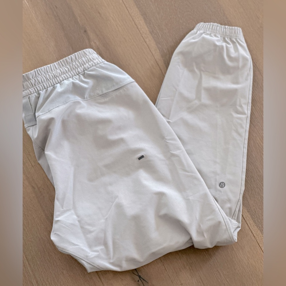 Men’s lululemon Zeroed in jogger size large color is silver drop.